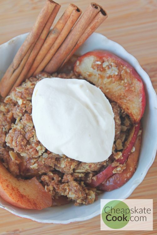 apple crisp in a bowl